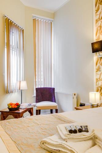 Habitación Triple Estándar del hotel 1 LEXHAM GARDENS. Foto 8