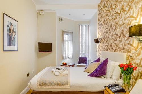 Habitación Triple Estándar del hotel 1 LEXHAM GARDENS. Foto 9