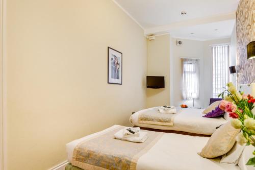Habitación Triple Estándar del hotel 1 LEXHAM GARDENS. Foto 10
