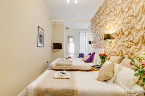 Habitación Triple Estándar del hotel 1 LEXHAM GARDENS. Foto 11