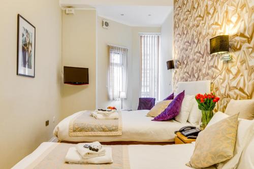 Habitación Triple Estándar del hotel 1 LEXHAM GARDENS. Foto 12