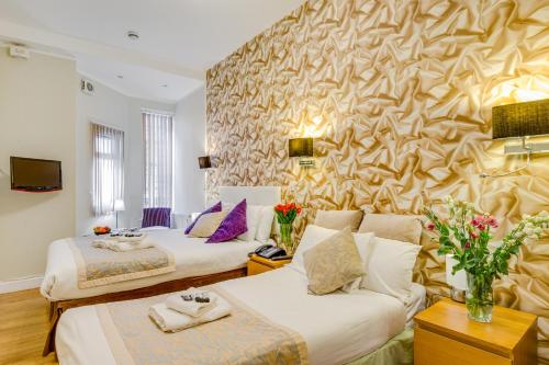 Habitación Triple Estándar del hotel 1 LEXHAM GARDENS. Foto 13