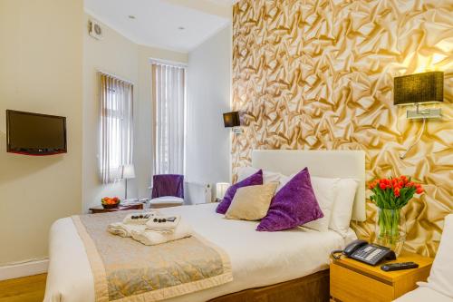 Habitación Triple Estándar del hotel 1 LEXHAM GARDENS. Foto 15