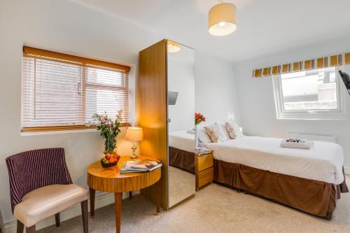 Habitación Doble Estándar del hotel 1 LEXHAM GARDENS. Foto 32