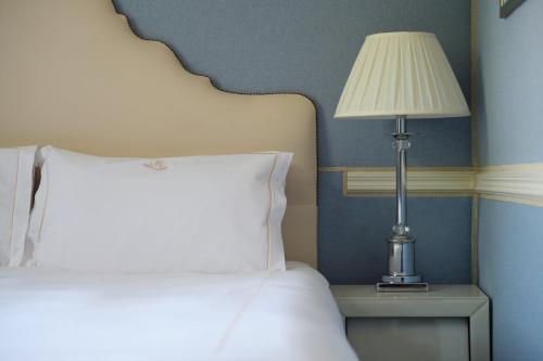 Habitación con cama extragrande y vistas al jardín del hotel The Montague On The Gardens. Foto 5