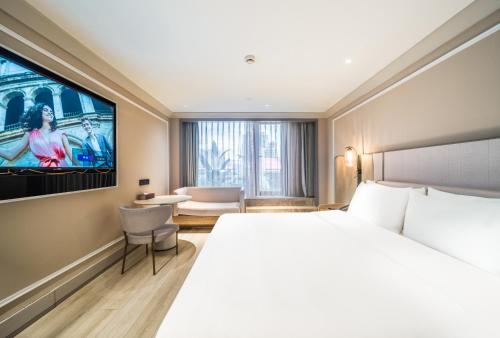 Habitación Superior con cama extragrande del hotel Mercure Shanghai Lujiazui. Foto 1