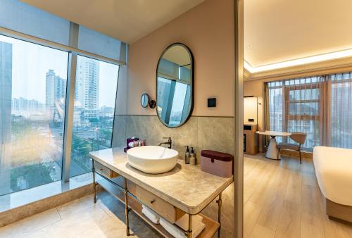 Habitación Superior con cama extragrande del hotel Mercure Shanghai Lujiazui. Foto 5