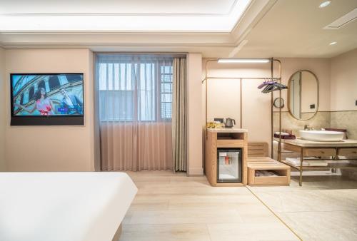 Habitación Privilege con cama extragrande del hotel Mercure Shanghai Lujiazui. Foto 1