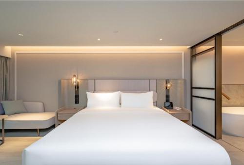 Habitación Privilege con cama extragrande del hotel Mercure Shanghai Lujiazui. Foto 4
