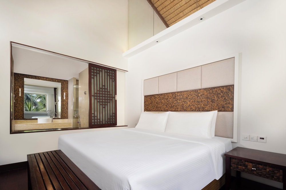 Habitación Superior, 1 cama king size, vistas al jardín del hotel Grand Mercure Sanya Yalong Bay. Foto 2