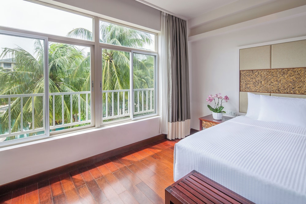 Habitación Deluxe, 1 cama king size, vistas a la piscina del hotel Grand Mercure Sanya Yalong Bay. Foto 2