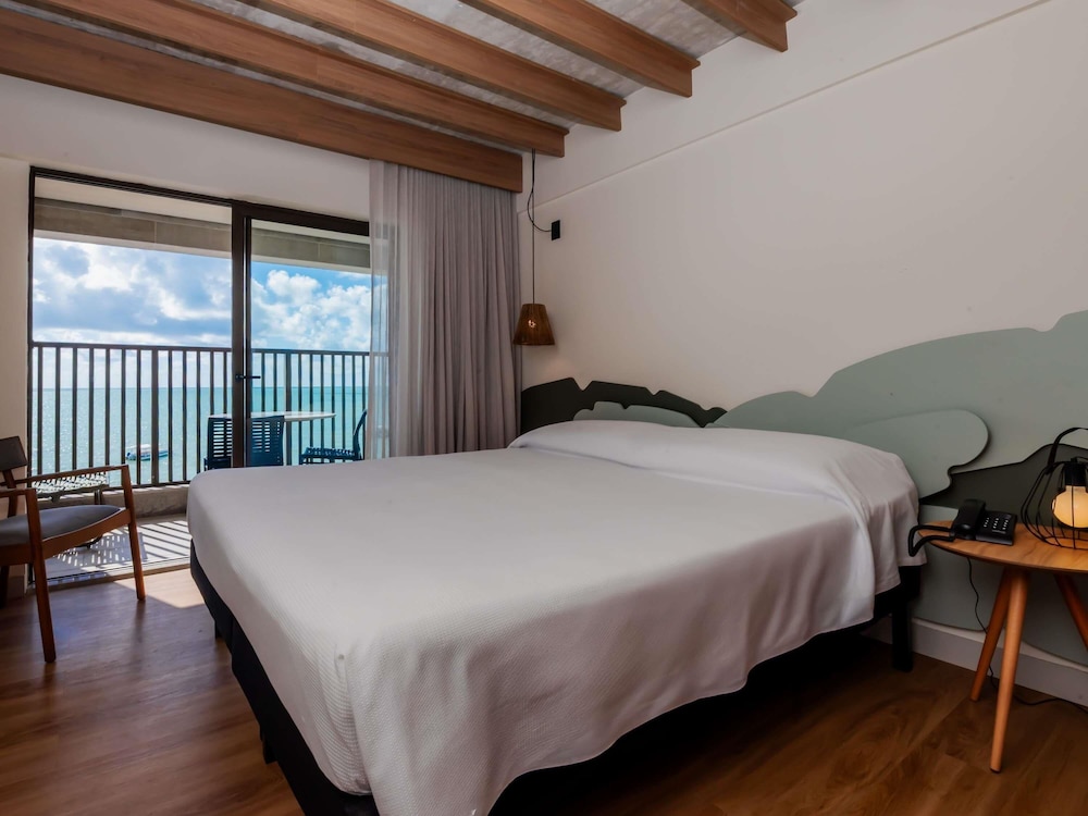 Habitación estándar con vistas al mar, una cama doble y balcón del hotel ibis Styles Maragogi