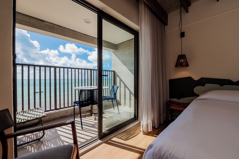 Habitación estándar con vistas al mar, una cama doble y balcón del hotel ibis Styles Maragogi. Foto 1