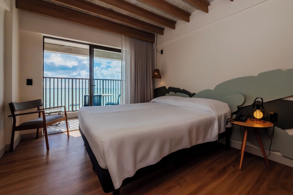 Habitación estándar con vistas al mar, una cama doble y balcón del hotel ibis Styles Maragogi. Foto 2