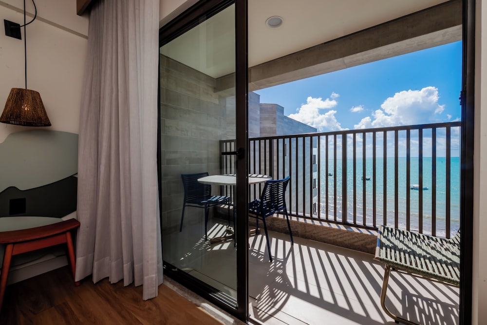 Habitación estándar con vistas al mar, una cama doble y balcón del hotel ibis Styles Maragogi. Foto 4