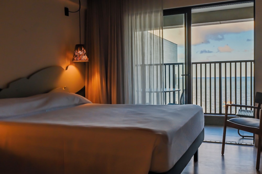 Habitación estándar con vistas al mar, una cama doble y balcón del hotel ibis Styles Maragogi. Foto 5
