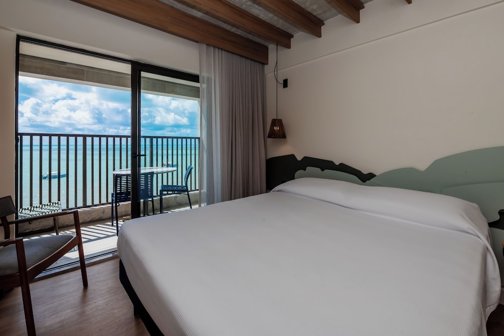 Habitación estándar con vistas al mar, una cama doble y balcón del hotel ibis Styles Maragogi. Foto 6