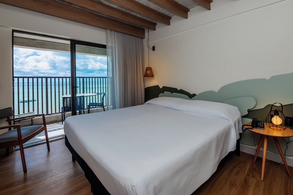 Habitación estándar con vistas al mar, una cama doble y balcón del hotel ibis Styles Maragogi. Foto 7