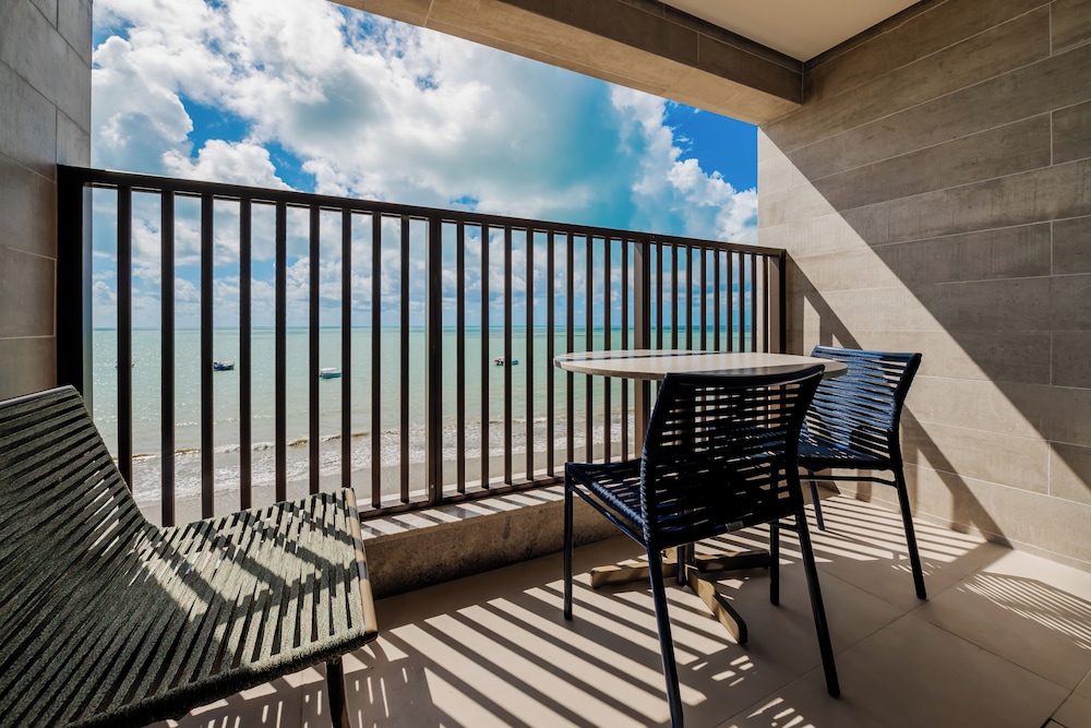 Habitación estándar con vistas al mar, una cama doble y balcón del hotel ibis Styles Maragogi. Foto 9