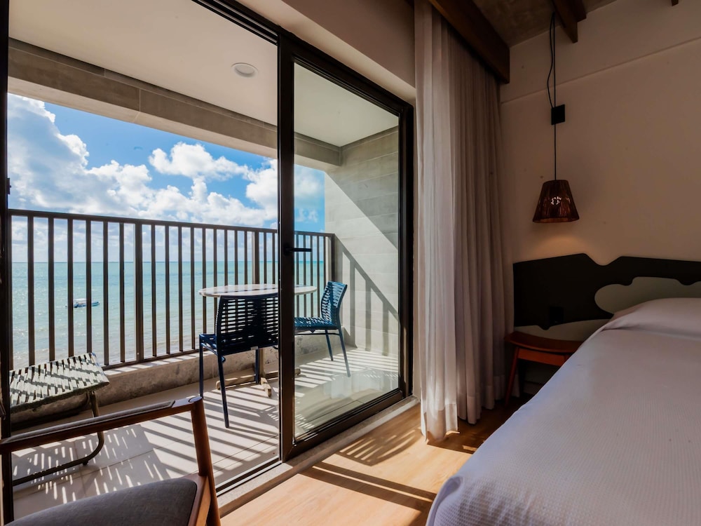 Habitación estándar con vistas al mar, una cama doble y balcón del hotel ibis Styles Maragogi. Foto 11