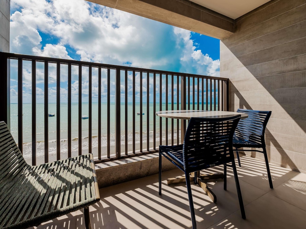 Habitación estándar con vistas al mar, una cama doble y balcón del hotel ibis Styles Maragogi. Foto 12
