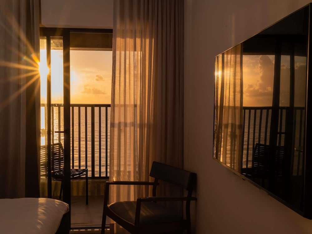 Habitación estándar con vistas al mar, una cama doble y balcón del hotel ibis Styles Maragogi. Foto 13
