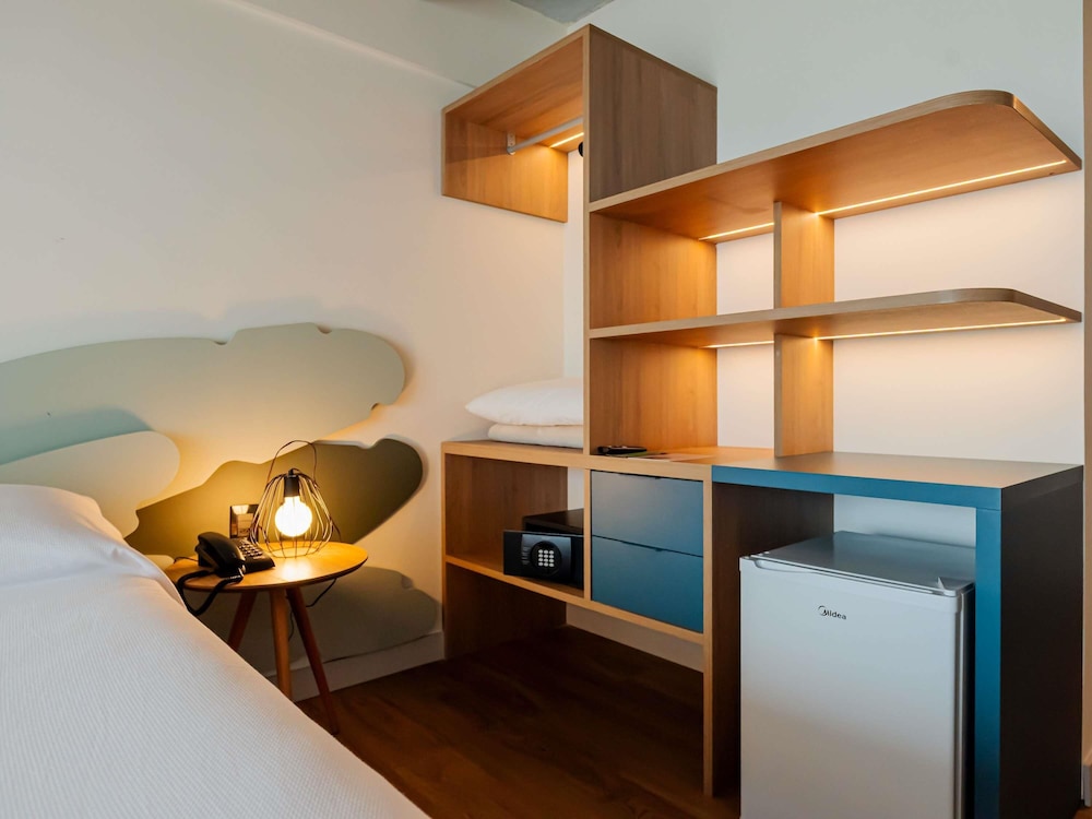 Habitación estándar con vistas al mar, una cama doble y balcón del hotel ibis Styles Maragogi. Foto 14