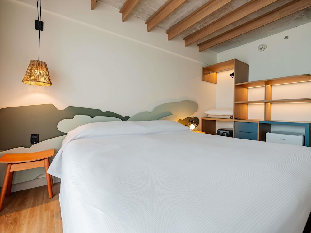 Habitación estándar con vistas al mar, una cama doble y balcón del hotel ibis Styles Maragogi. Foto 15