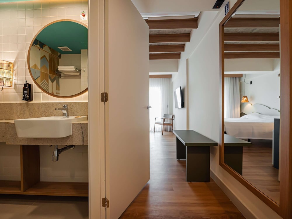 Habitación estándar con vistas al mar, una cama doble y balcón del hotel ibis Styles Maragogi. Foto 18