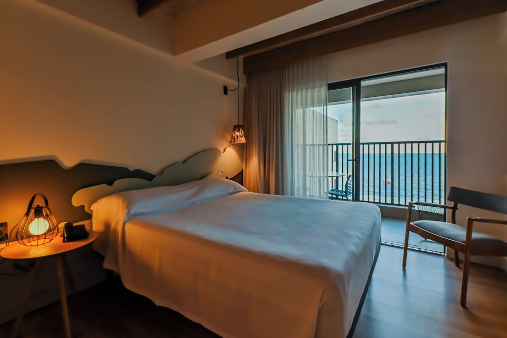 Habitación estándar con vistas al mar, una cama doble y balcón del hotel ibis Styles Maragogi. Foto 19