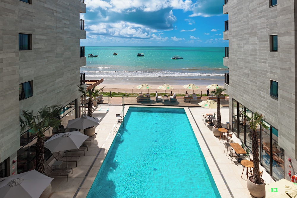 Habitación estándar con vistas al mar, una cama doble y balcón del hotel ibis Styles Maragogi. Foto 21