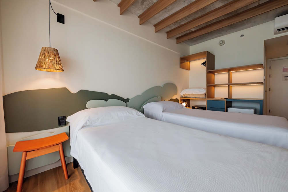 Habitación estándar con vistas al mar, 2 camas individuales y balcón - comunicante del hotel ibis Styles Maragogi