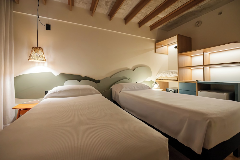 Habitación estándar con vistas al mar, 2 camas individuales y balcón - comunicante del hotel ibis Styles Maragogi. Foto 1