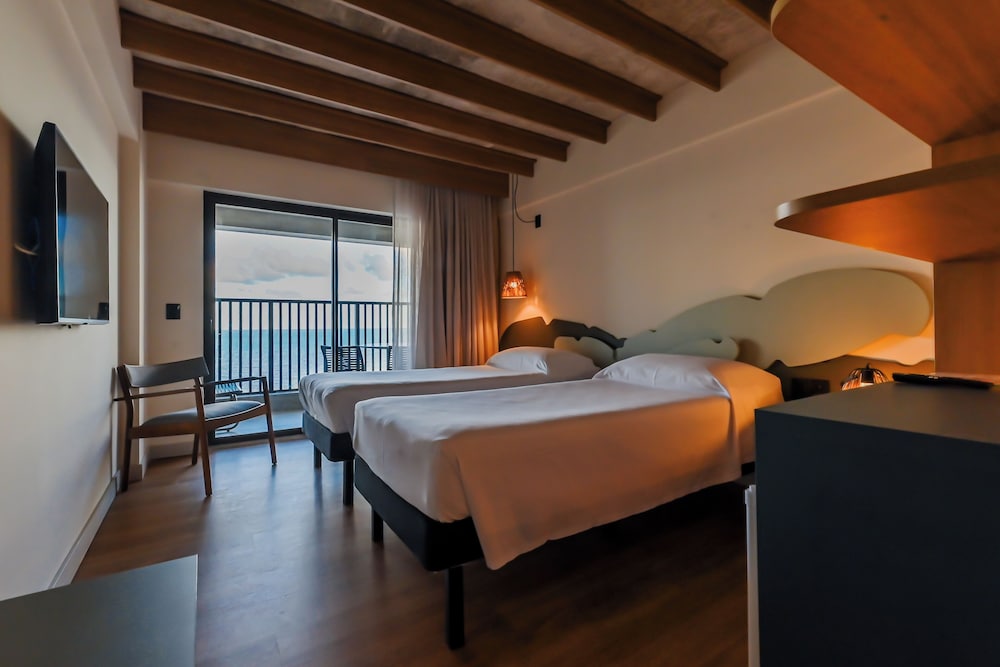 Habitación estándar con vistas al mar, 2 camas individuales y balcón - comunicante del hotel ibis Styles Maragogi. Foto 2