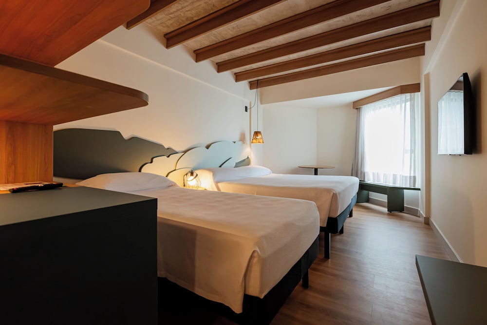 Habitación estándar con vistas al mar, 2 camas individuales y balcón - comunicante del hotel ibis Styles Maragogi. Foto 3