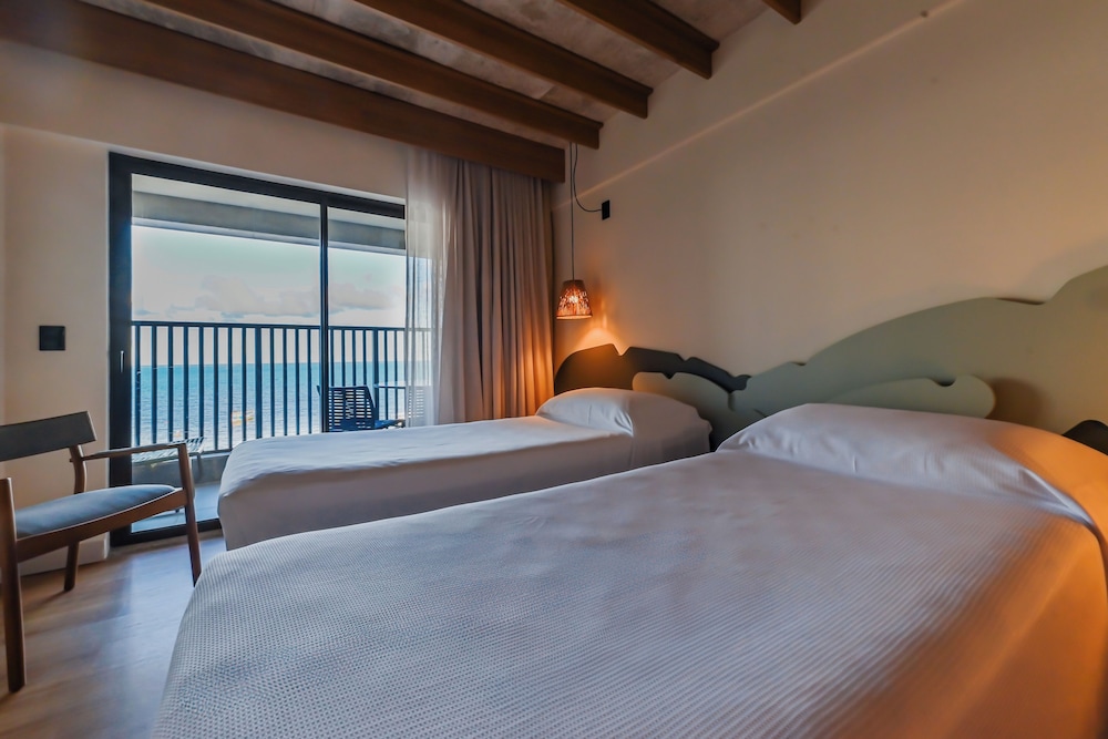Habitación estándar con vistas al mar, 2 camas individuales y balcón - comunicante del hotel ibis Styles Maragogi. Foto 8