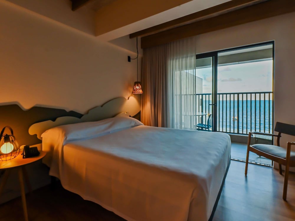Habitación estándar con 1 cama doble y balcón del hotel ibis Styles Maragogi