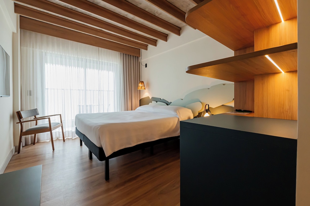 Habitación estándar con 1 cama doble y balcón del hotel ibis Styles Maragogi. Foto 1