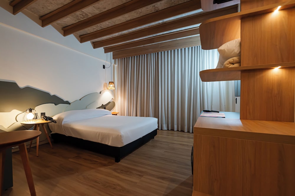 Habitación estándar con 1 cama doble y balcón del hotel ibis Styles Maragogi. Foto 2