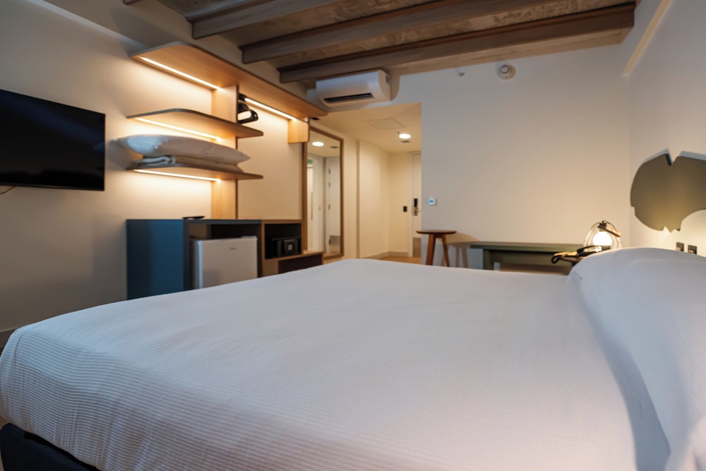 Habitación estándar con 1 cama doble y balcón del hotel ibis Styles Maragogi. Foto 3