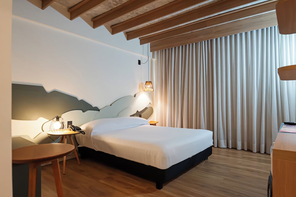 Habitación estándar con 1 cama doble y balcón del hotel ibis Styles Maragogi. Foto 5
