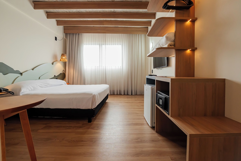 Habitación estándar con 1 cama doble y balcón del hotel ibis Styles Maragogi. Foto 6