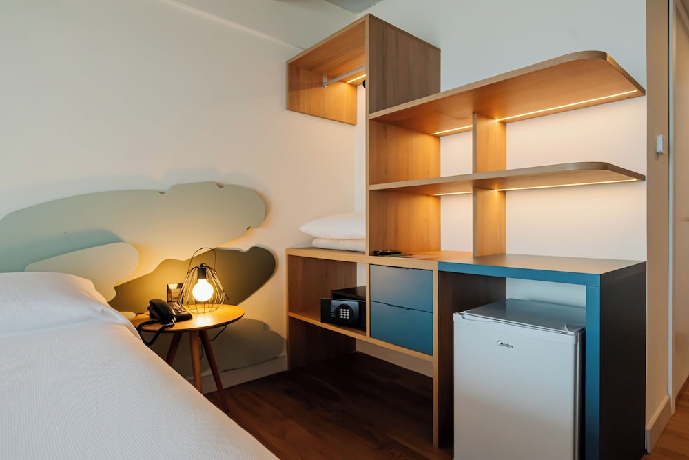 Habitación estándar con 1 cama doble y balcón del hotel ibis Styles Maragogi. Foto 7