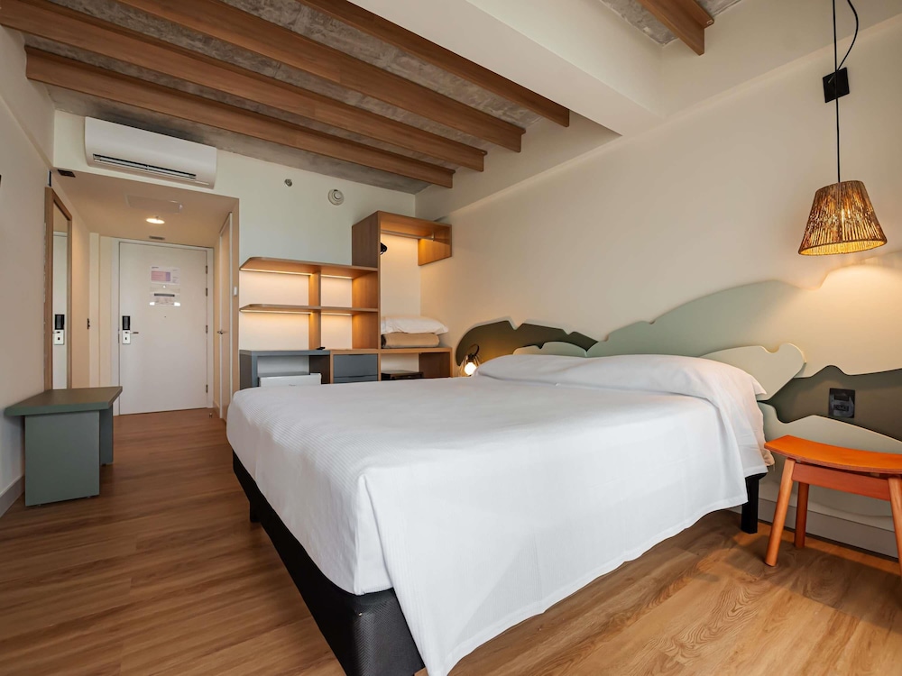 Habitación estándar con 1 cama doble y balcón del hotel ibis Styles Maragogi. Foto 9
