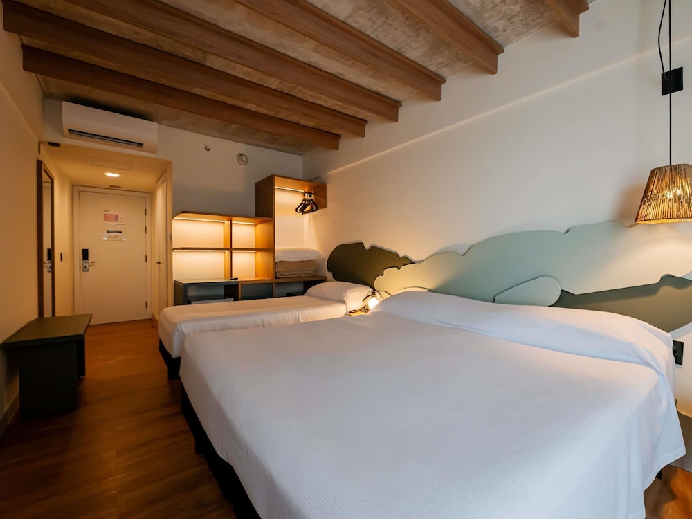 Habitación estándar con 1 cama doble y 1 cama individual del hotel ibis Styles Maragogi