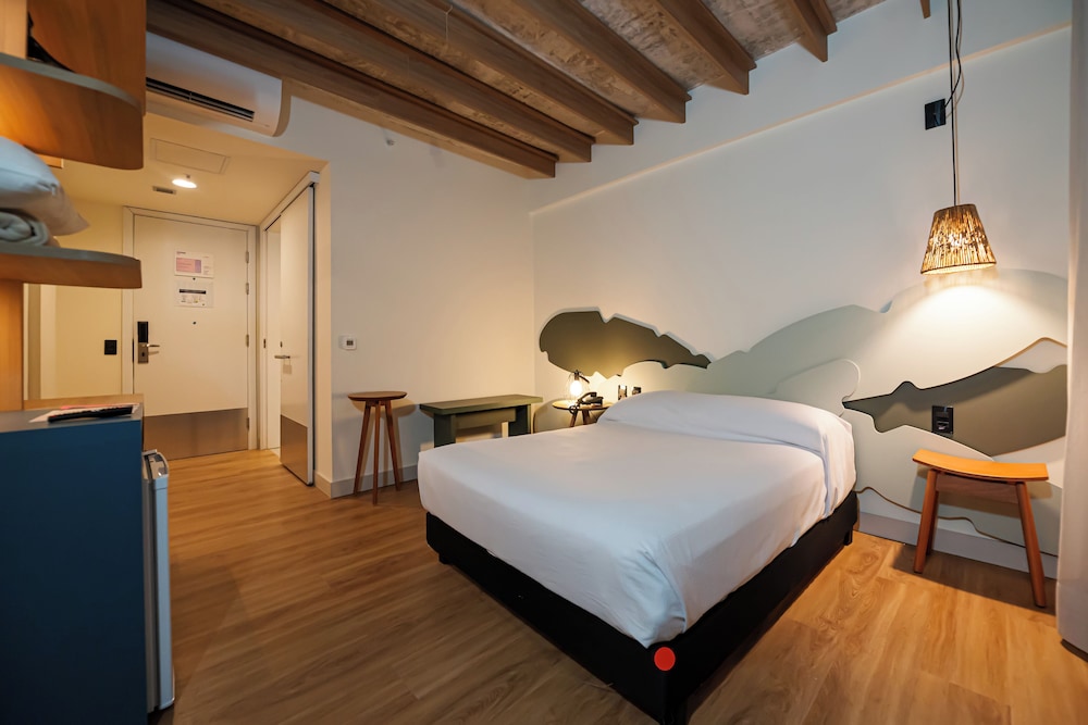 Habitación estándar con 1 cama doble y 1 cama individual del hotel ibis Styles Maragogi. Foto 5
