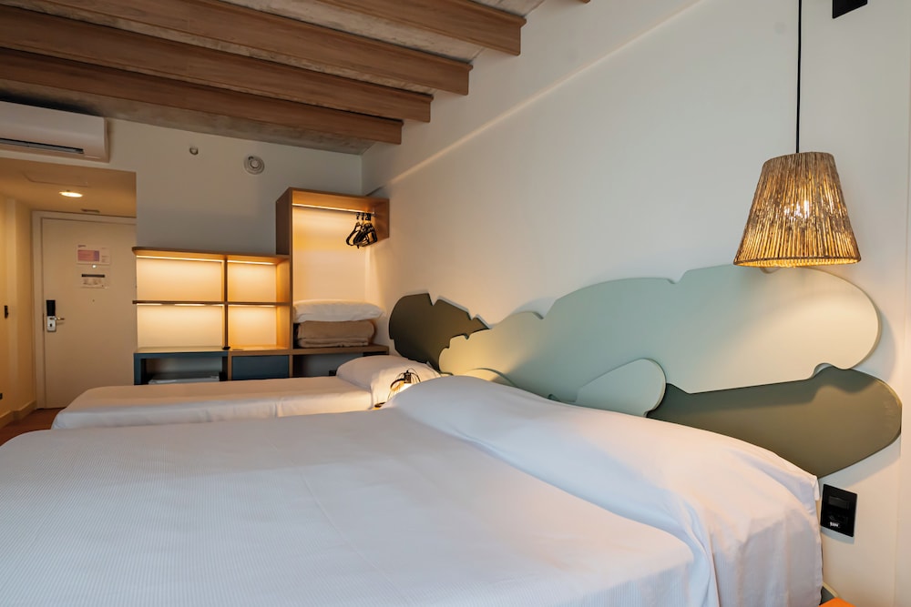 Habitación estándar con 1 cama doble y 1 cama individual del hotel ibis Styles Maragogi. Foto 8
