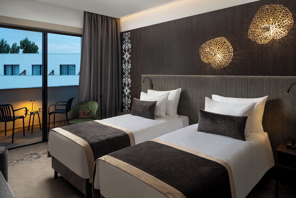 Habitación superior con 2 camas individuales del hotel Mercure Conacul Cozieni. Foto 3