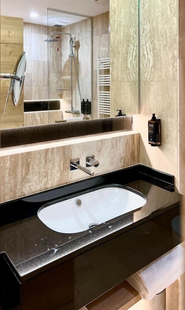 Habitación superior con 2 camas individuales del hotel Mercure Conacul Cozieni. Foto 8