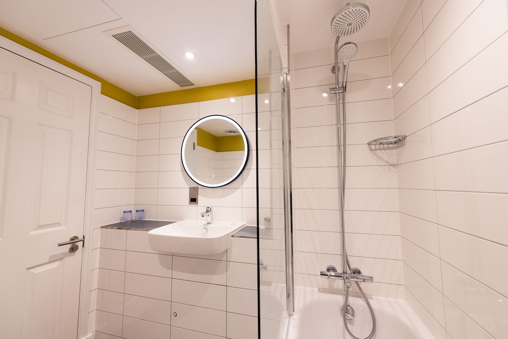 Habitación superior con 1 cama doble o 2 individuales del hotel Byron London. Foto 4
